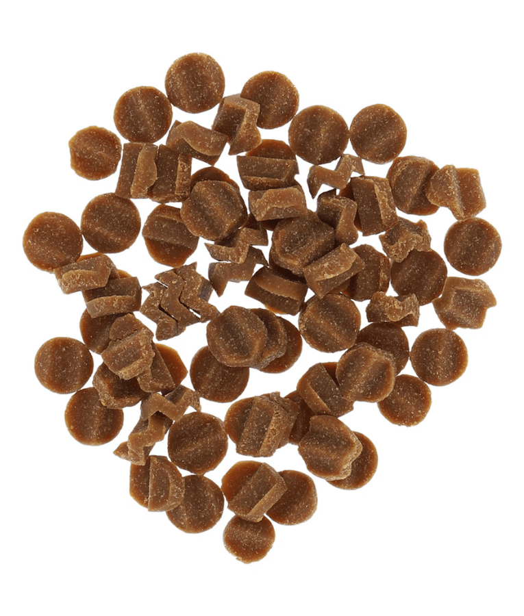 Chicken flavored cat treats, crunchy dental bites made with natural ingredients, promoting dental hygiene and fresh breath.
