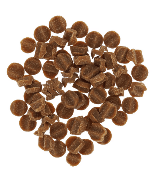 Chicken flavored cat treats, crunchy dental bites made with natural ingredients, promoting dental hygiene and fresh breath.